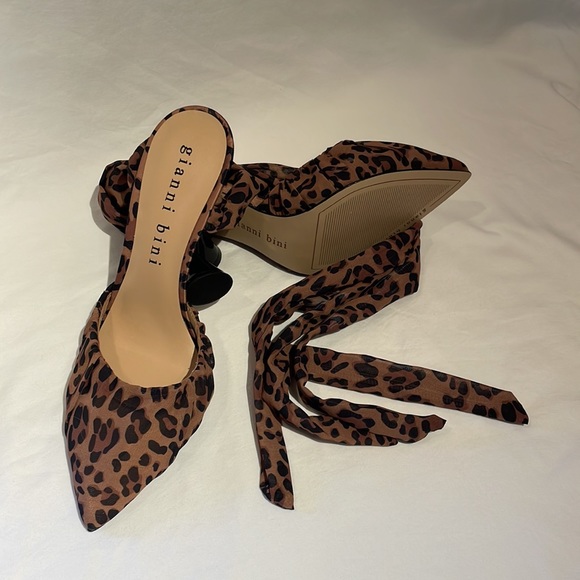 Dillards Woman’s 9.5 leopard Gianni Bini tie-up high heels. - Picture 3 of 8